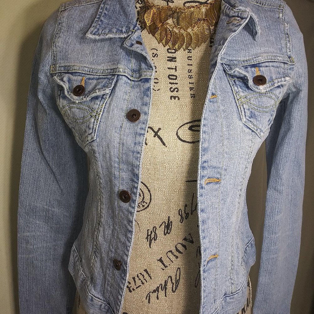244 Size X Large Juniors Abercrombie Jean Jacket - Picture 3 of 3
